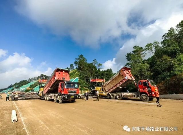 廣西南玉珠項目水穩攤鋪底基層施工